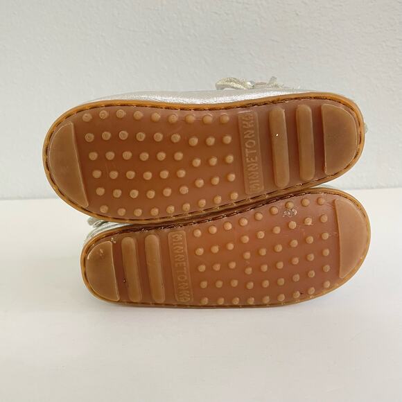 Minnetonka Aria Silver Fringe Moccasin Girls 6 Metallic Ankle Bootie Rubber Sole - Picture 7 of 11